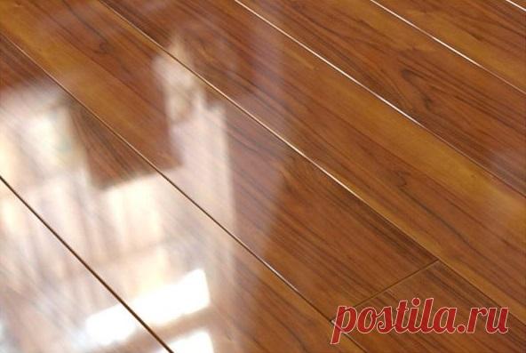 Лакирование паркета – обязательная процедура.
Несмотря на то, что паркет считается невероятно долговечным материалом, за ним все же необходимо очень хорошо следить. В противном случае он очень быстро потеряет свой первозданный вид. Классический паркет необходимо лакировать. Только тогда он показывает себя во всей красе. Существуют специальные лаки, которые подчеркивают фактуру древесины и делают покрытие более эстетичным. В идеальном варианте паркет необходимо лакировать через каждые 5-7 лет.