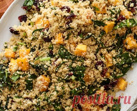 Салат из кускуса со шпинатом и тыквой | О вкусной еде Этот красочный салат вы можете съесть и как самостоятельное блюдо и как гарнир к мясу. Экспериментируйте с ингредиентами: вместо шпината можно использовать мангольд или капусту, сушеные вишни или