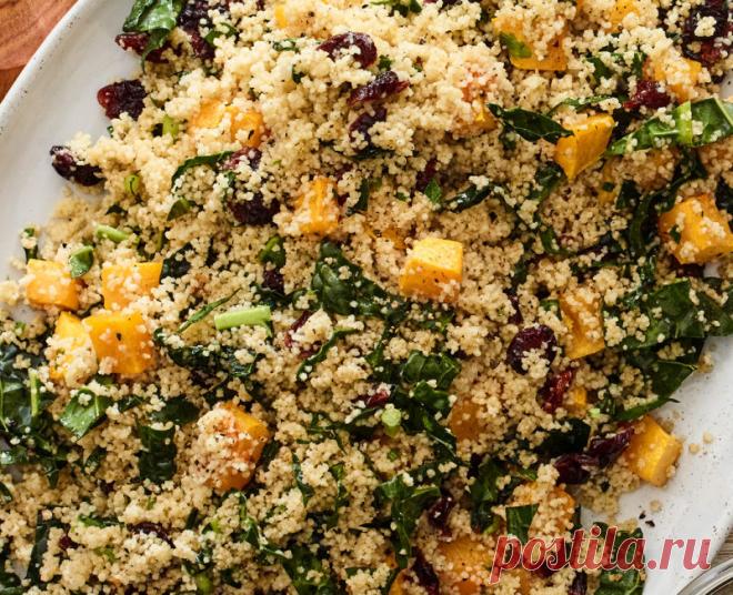 Салат из кускуса со шпинатом и тыквой | О вкусной еде Этот красочный салат вы можете съесть и как самостоятельное блюдо и как гарнир к мясу. Экспериментируйте с ингредиентами: вместо шпината можно использовать мангольд или капусту, сушеные вишни или