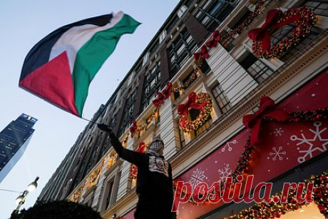 В США усилят борьбу с антисемитизмом и исламофобией. Власти США усилят борьбу с антисемитизмом и исламофобией в школах в связи с ростом инцидентов в кампусах. Отмечается, что Белый дом начинает внедрять новые инструменты из-за роста антисемитизма и исламофобии после начала конфликта между Израилем и ХАМАС. В связи с этим начнутся специальные слушания.