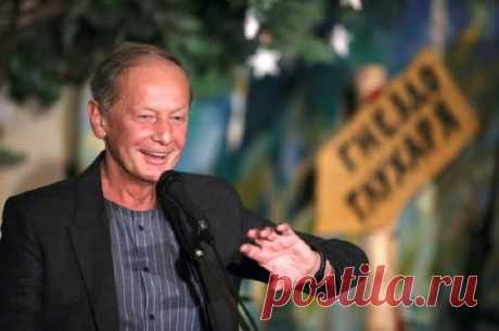Задорнов: «Только наш человек может просидеть 10 часов за компьютером, просто зайдя проверить почту».  Михаил Задорнов — писатель-сатирик, драматург, юморист и актер. Признаться честно, я им восхищаюсь еще с детства. Помню, как зимними вечерами я с удовольствием проводила несколько часов перед телевиз…