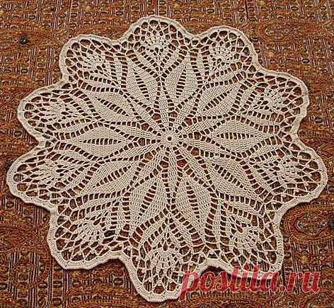 Цветочная салфетка с орнаментом из лепестков, связанная крючком