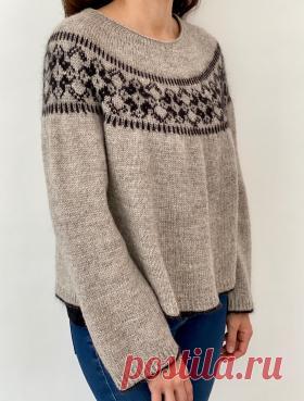 Свитер Ночные цветы Свободная модель женского свитера с круглой кокеткой и цветочным жаккардом, связанная спицами 4 мм из шерсти. Узор по схеме вяжется...