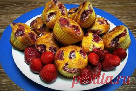 Маффины с клубникой Ингредиенты: Мука пшеничная 250 гр. Клубника 200 гр. Молоко 180 мл. Сахар 180 гр. Растительное масло 100 мл. Яйцо куриное 1 шт. Крахмал 1 ст.л. Ванильный сахар 1 пакет Разрыхлитель 2 ч.л. Соль 0,5 ч.л. Приготовление: Подготавливаем ингредиенты.В емкость для взбивания миксером отправляем молоко, яйцо и сахар, ванильный сахар. Взбиваем.Добавляем разрыхлитель для теста и опять […]