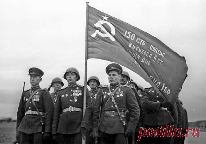 Настоящее Знамя Победы никогда не участвовало в парадах Победы, только дубликат. Более того, спустя много лет выяснилось, что и история водружения главного стяга Победы над Рейхстагом – не более чем один из советских мифов.