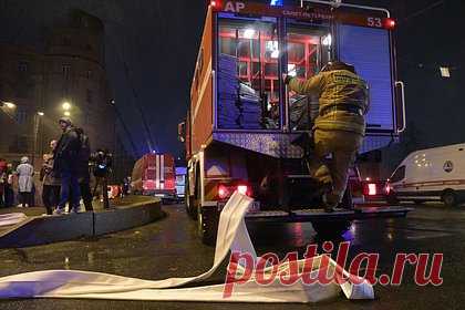 В Петербурге двое мужчин заживо сгорели в квартире-студии. В Приморском районе Санкт-Петербурга два человека заживо сгорели при пожаре в квартире-студии. Все произошло рано утром в понедельник, 13 марта. Площадь возгорания в петербургской квартире составила три квадратных метра. Прибывшие на место пожарные справились с огнем в течение получаса.