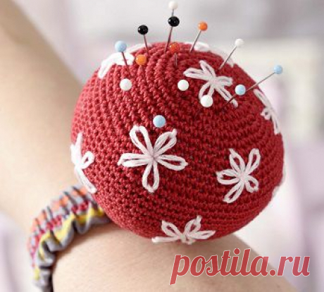 Простая красивая вязаная игольница крючком на руку. Схема и мастер-класс