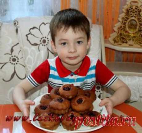 Кексы на йогурте. Дети готовят еду.