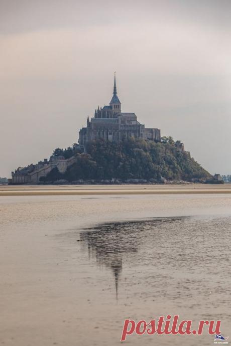 Rising from a rocky islet, in the middle of the powerful tides of the Channel, stand the fortified village and the gothic abbey of Mont Saint-Michel. Over the centuries, the place has become an emblematic feature of French heritage by being a Christian pilgrimage site, a symbol of resistance during the Hundred Years' War as well as an architectural masterpiece. The Explorers teams shot and sketched this unique place, between nature and culture.