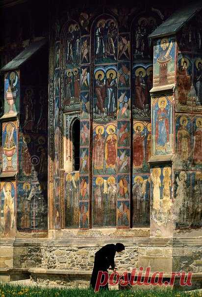 Moldovita Monastery - румынский монастырь, примечателен тем, что росписи сделаны как внутри, так и снаружи церкви. / Западло