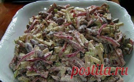Вкусный салат с копченной колбасой
Ингредиенты и приготовление:

Очень простой в приготовлении и вкусный салатик.
Трем на крупной терке сырую морковь,
сыр твердых сортов,
режем соломкой полукопченую колбасу,
добавляем консервированную кукурузу,
несколько зубчиков чеснока,
заправляем майонезом.
Желательно этот салат не солить, т.к. сыр соленый, колбаса, майонез. Достаточно соли,содержащейся в них. Приятного аппетита!