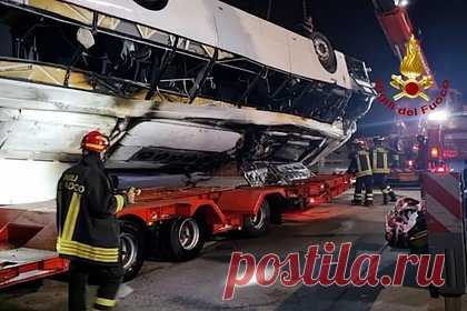 В упавшем с эстакады в Италии автобусе находились украинские туристы. В автобусе, упавшем с эстакады в пригороде Венеции, была группа украинских туристов из пяти человек. Транспортное средство пробило дорожное заграждение, упало с высоты 30 метров и загорелось. Прибывший на место происшествия мэр города заявил, что пассажирами автобуса были туристы, следовавшие в местный кемпинг.