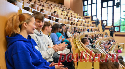«Отсутствие оригинальной мысли»: студенты с низкой успеваемостью чаще используют нейросети для создания письменных работ. Российские учёные провели исследование с целью установить, как связан интерес к применению нейросетей с успеваемостью студентов. Выяснилось, что учащиеся с хорошей успеваемостью предпочитают готовить письменные работы самостоятельно, а к помощи таких сервисов, как ChatGPT, чаще прибегают отстающие студенты. По мнению специалистов, такие технологии негативно влияют на…