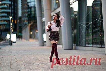 Стилистка назвала вышедшую из моды осеннюю обувь. Стилистка из Канады Джулия, более известная в соцсетях по никнейму @beingjulia, назвала вышедшую из моды осеннюю обувь. Так, в список попали ботфорты из замши и ботильонов с закругленным носом, которые многие женщины предпочитают носить в сочетании с подвернутыми штанинами у джинс-скинни.