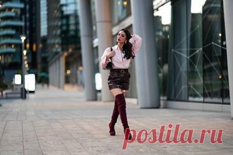 Стилистка назвала вышедшую из моды осеннюю обувь. Стилистка из Канады Джулия, более известная в соцсетях по никнейму @beingjulia, назвала вышедшую из моды осеннюю обувь. Так, в список попали ботфорты из замши и ботильонов с закругленным носом, которые многие женщины предпочитают носить в сочетании с подвернутыми штанинами у джинс-скинни.