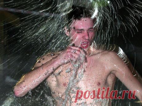 Крещение 2017: когда запасаться святой водой и купаться в проруби Крещение Господне в этом году приходится на четверг, 19 января. Это один из самых почитаемых праздников для всех христиан. Он посвящен первому событию в мессианском служении Иисуса Христа, когда в водах реки Иордан на него сошел Святой Дух, а глас с небес сообщил мирянам о его божественном происхождении: «Сей есть Сын Мой возлюбленный, в Котором Моё благоволение». Наши сограждане в эти дни набирают в церквях...