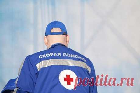 Российский школьник погиб после съемки видео с молотком в заброшенном здании. В Евпатории несколько девятиклассников после уроков пришли в заброшенное строение на проспекте Мира. У одного из подростков при себе был молоток, которым он начал рушить кирпичную стену, пока остальные школьники снимали этот процесс на камеру. В результате стена обрушилась прямо на мальчика. Он скончался в больнице.