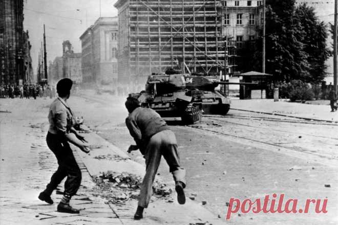 В историю это событие вошло, как «Мармеладный бунт» ГДР, 1953 год. Жители Восточного Берлина бросают камни в советские танки, посланные для подавления восстания.   В историю это событие вошло, как «Мармеладный бунт». Потому что последней каплей стал резкий рост цен на мармелад. А мармелад – основа завтрака немецкого рабочего.   Лидер ГДР Вальтер Ульбрихт начал проводить политику борьбы с малым бизнесом.  Фермеров хотели заставить объединиться по методу совхозов. Кто был пр...