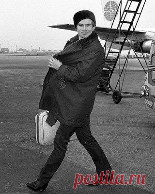 ■ ИСТОРИЯ | ЛИЧНОСТИ — Рудольф Нуриев / Часть II

16 июня 1961 года мир сотрясла сенсация - ведущий танцовщик Кировского театра Рудольф Нуриев не вернулся с гастролей из Парижа в СССР. Иностранные газеты пестрели заголовками: 