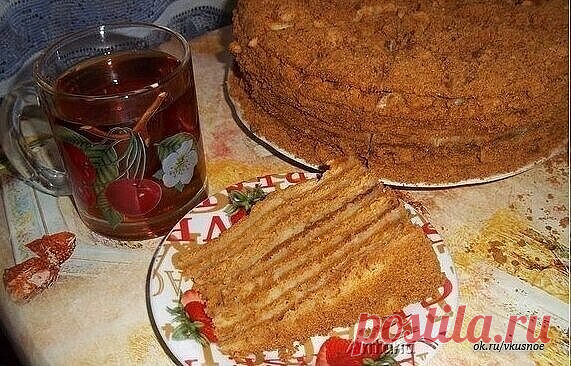 Медовик с заварным кремом - нежный, пропитанный, большой...
готовится, очень вкусный и нежирный! Безумно вкусный крем и воздушные медовые коржи!
 
Ингредиенты:
 
Для теста:
2 яйца
1 стак. сахара
50 г. масла сливочного
2 ст.л. меда
2 ч.л. соды
3 стак. муки
ля крема:
2 яйца
2 стак. сахара
3 ст.л. муки
350 г. масла сливочного
0,5 л. молока
 
Приготовление:
 
Тесто:
1. В эмалированной миске растираем яйца с сахаром и медом. Добавляем масло и ставим миску на водяную баню, пока ...