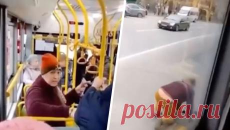 Россиянка покинула автобус на ходу, выйдя в окно, и попала на видео. В Пензе женщина покинула автобус на ходу, выйдя в окно. Об этом сообщает Telegram-канал Mash. По информации Telegram-канала, инцидент произошел в автобусе, следовавшим по маршруту N 82с. Одна из пассажирок потребовала у водителя высадить ...