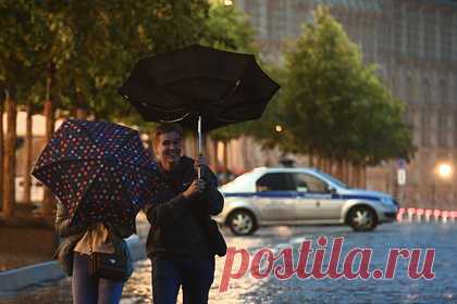 Синоптик предупредил москвичей о погодных качелях. Минимум до понедельника москвичей ждут погодные качели, при которых жара будет сменяться дождем. Об этом предупредил синоптик Александр Шувалов в разговоре с «Лентой.ру». Несмотря на то, что после дождей температура в Москве понизилась на 10-12 градусов, и на улице стало приятнее, завтра ожидается снова до 30 градусов.