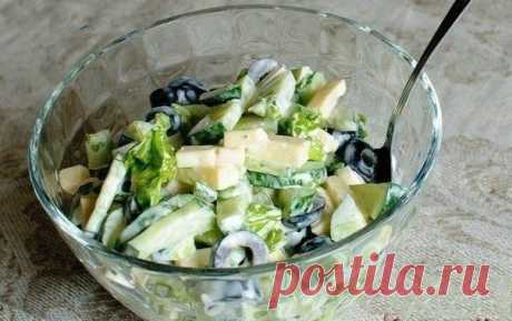 Огуречный салат с маслинами и сыром