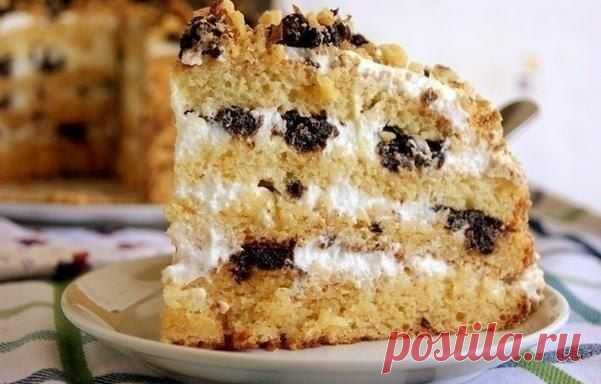 Сгущёночный торт со сметаной и черносливом