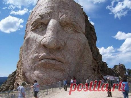Неистовый Конь - огромный мемориал, полностью высеченный из скалы. Он находится в  Южной Дакоте.