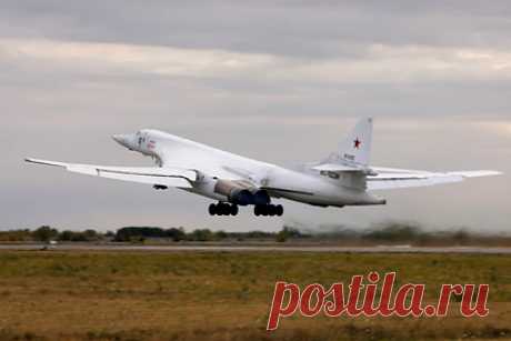 Ту-160 ВКС России отработали бомбометание в Белоруссии. Стратегические ракетоносцы Ту-160 ВКС России отрабатывают имитацию бомбометания на белорусском авиационном полигоне «Ружанский», сообщили в Минобороны Белоруссии. По данным военного ведомства, Белоруссия и Россия проводят проверку дежурных сил противовоздушной обороны в небе над Белоруссией.