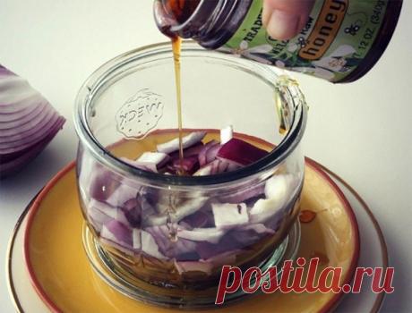 СРЕДСТВО ОТ БОЛЕЗНЕЙ ЛЕГКИХ

Очень много людей страдает заболеваниями дыхательных путей. Наиболее распространенными недугами являются астма, бронхит и различные виды кашля. Причинами этих болезней могут быть инфекции, аллергия или курение. Еще нашим бабушкам было известно лекарство, которое может избавить от этих недугов и сегодня мы предлагаем тебе рецепт его приготовления.

Ингредиенты:

1/2 кг крaсного / фиолетового лука;
1/2 кг сaхара;
2 лимона;
1,5 л воды;
7 столовых ...