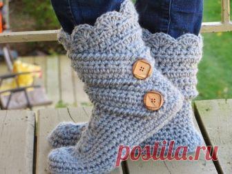 Домашние сапожки. Описание. 
Спасибо, что не забыли поставить 
 СОХРАНИТЕ себе на стену, чтобы не потерять!

Подошва : Наберите цепочку из 10 петелек, далее делайте столбик без накида во 2 петлю от крючка и остальные 8 петел по стбн. 
Итого у вас 9 петелек, то есть стбн. 
Это был 1 ряд. 

2,3, 4, 5,6 ряд делаем воздушную петлю и дальше в каждый столбик или (петельку) вяжем по 1 стбн 

7 ряд делаем прибавление: вяжем по одному стбн в следующие 4 петельки, в 5 петельку вяжем...