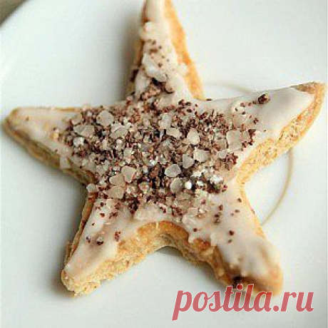 Миндальное печенье с корицей. Всего-то из теста с помощью формочек налепить печенек, помазать белком, посыпать миндалём и сахаром. Домашние будут в восторге.