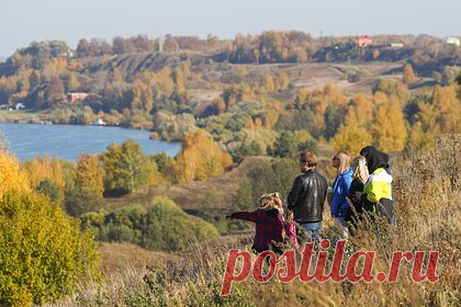 В музее-заповеднике Есенина появится новый туристический объект. Государственный музей-заповедник Сергея Есенина в селе Константиново Рязанской области установит новый туристический объект — деревянный дом с соломенной крышей. У дома будет крытое крыльцо, застекленная терраса, предметы мебели и быта. Музей объявил контракт, по которому нужно будет оборудовать помещение.