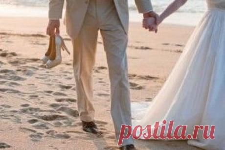 Мужские свадебные туфли. Секрет комфорта на свадьбе Женщины могут сколько угодно причитать по поводу каблуков, но кто сказал, что обувь для мужчин выбрать проще? Тут в силу вступает закон о готовности к действию, а такой предмет гардероба, как свадебные туфли мужские, оказывается весьма функциональным пунктом — невесту предстоит нести на руках, возможно не один раз. В день бракосочетания молодой жене потребуется твёрдая рука и поддержка супруга, она-то наверняка будет на непрактичных каблуках.