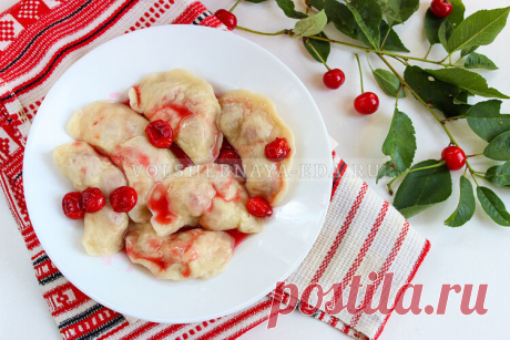 Вареники с вишней Пузатые вареники на кефире и соде — мягкие, как облако, а внутри — ароматная вишневая начинка, полная соков. Приготовим вместе?