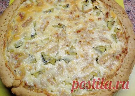 Творожно-Банановый тарт

Ингредиенты
Для коржа:
200 грамм слив. масла или маргарина
350 грамм муки
2 ст. ложки сметаны
1 желток
100 грамм сахарной пудры
1 ч. л. разрыхлителя
Для начинки:
200 грамм творога
100 грамм сахара
2 яйца
4 спелых банана
Ванильный сахар

Как приготовить
Делаем песочное тесто: масло рубим с мукой в крошку, добавляем желток для желтоватого цвета теста, сметану и разрыхлитель, замешиваем эластичное тесто, скатываем в шар, заворачиваем в пищевую плёнку ...