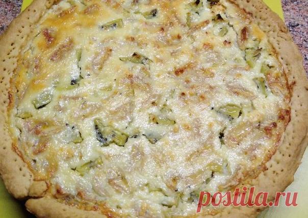 Творожно-Банановый тарт

Ингредиенты
Для коржа:
200 грамм слив. масла или маргарина
350 грамм муки
2 ст. ложки сметаны
1 желток
100 грамм сахарной пудры
1 ч. л. разрыхлителя
Для начинки:
200 грамм творога
100 грамм сахара
2 яйца
4 спелых банана
Ванильный сахар

Как приготовить
Делаем песочное тесто: масло рубим с мукой в крошку, добавляем желток для желтоватого цвета теста, сметану и разрыхлитель, замешиваем эластичное тесто, скатываем в шар, заворачиваем в пищевую плёнку ...