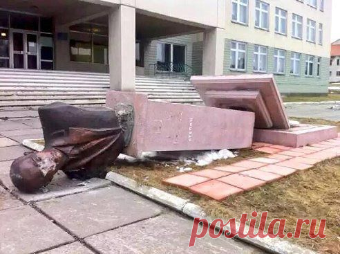 Нашлись смельчаки которые свалили  Бандере в Львовской области !!!Ребята вам респект !