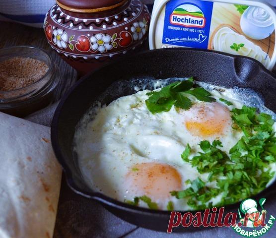 Яичница в сырно-сметанном соусе. Яичница приготовлена по мотивам "Кабардинская яичница", Вы знаете, как я трепетно отношусь к национальным кухням. Поэтому, только "по мотивам". Рекомендую, это сытный перекус.