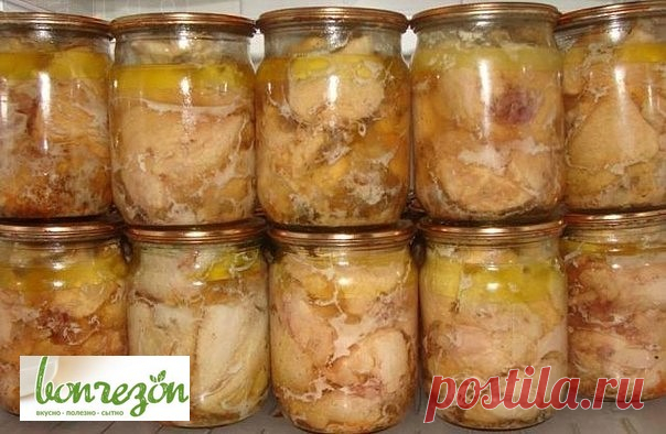 Вкуснейшая домашняя тушенка из курицы

Ингредиенты:
-Курица- 2000 граммов
-Перец черный горошек- 20 штук
-Соль- 20 граммов
-Лавровый лист- 4 штуки

Приготовление:
С мяса курицы снимаем кожу, нарезаем мелкими кусочками, отделаем мяско от костей, укладываем в кастрюльку, солим, перчим, используем любые приправы, которые вам нравятся. Ставим кастрюльку с мяском минут на 40 в холодильник.

Банки тщательно стерилизуем.

Укладываем по 10 перчинок горошком и по 2 лавровых листочк...