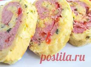 Кабачковый рулет с начинкой из мясного фарша с помидорами:Рецепт №1
