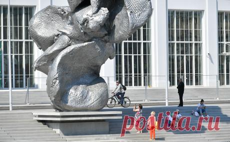 Галкин ответил на критику своих слов о скульптуре на Болотной. Скульптура швейцарского художника Урса Фишера «Большая глина № 4», установленная на Болотной площади, не нравится москвичам, они считают ее похожей на испражнения, и это мнение должны учитывать эксперты, заявил артист Максим Галкин в Instagram.