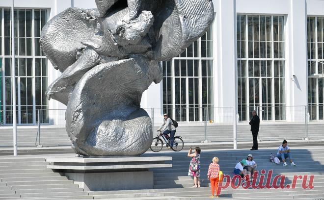 Галкин ответил на критику своих слов о скульптуре на Болотной. Скульптура швейцарского художника Урса Фишера «Большая глина № 4», установленная на Болотной площади, не нравится москвичам, они считают ее похожей на испражнения, и это мнение должны учитывать эксперты, заявил артист Максим Галкин в Instagram.