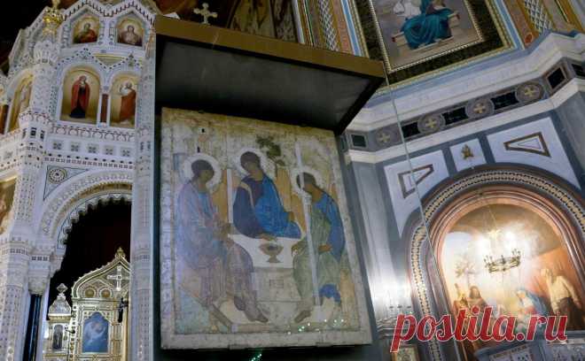 Икону «Троица» привезли в Храм Христа Спасителя в преддверии Рождества. В Храм Христа Спасителя в Москве привезли икону Андрея Рублева «Троица», которая с июля находилась в реставрационной мастерской им.