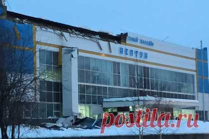 Снег обрушил крышу бассейна в российском городе. В городе Североуральске Свердловской области снег обрушил крышу спортивного бассейна. Кровля спортивного сооружения обвалилась под тяжестью осадков. Сотрудники бассейна утверждают, что в результате происшествия никто не пострадал. После инцидента организация приостановила работу.