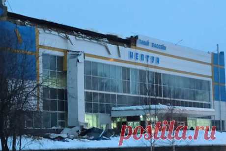 Снег обрушил крышу бассейна в российском городе. В городе Североуральске Свердловской области снег обрушил крышу спортивного бассейна. Кровля спортивного сооружения обвалилась под тяжестью осадков. Сотрудники бассейна утверждают, что в результате происшествия никто не пострадал. После инцидента организация приостановила работу.