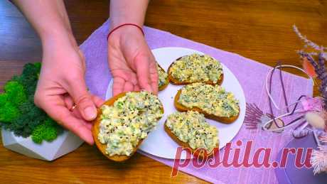 Закуска из маринованных огурцов. Закуска из маринованных огурцовОгурцы нарезаем мелким кубиком. Отправляем огурцы в миску.Мелко нарезаем пучок зелёного лука.Добавляем к огурцам.Отвариваем вкрутую три куриных яйца, нарезаем мелким кубиком. Отправляем яйца в миску.Один плавленый сырок, у меня со сливочным вкусом нарезаем кубиком.Добавляем к остальным ингредиентам.Мелко нарезаем несколько стеблей укропа и петрушки.Отправляем в миску.Приготовим заправку.Смешиваем одну столовую ложку не сладкого…