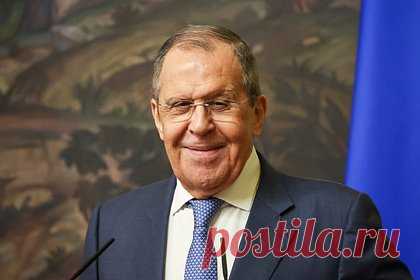 В США зарубежные поездки Лаврова сравнили с турне рок-звезды. Командировки главы МИД РФ Сергея Лаврова в другие страны бывший американский разведчик Скотт Риттер сравнил с турне рок-звезды. Все дело в том, что американские коллеги министра встречают его с особым радушием и возле прибывшего в столицу самолета Лаврова всегда приветствуют люди высокого положения.