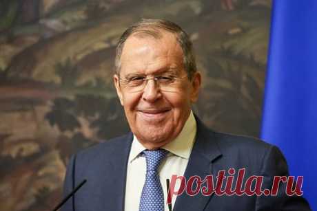 В США зарубежные поездки Лаврова сравнили с турне рок-звезды. Командировки главы МИД РФ Сергея Лаврова в другие страны бывший американский разведчик Скотт Риттер сравнил с турне рок-звезды. Все дело в том, что американские коллеги министра встречают его с особым радушием и возле прибывшего в столицу самолета Лаврова всегда приветствуют люди высокого положения.